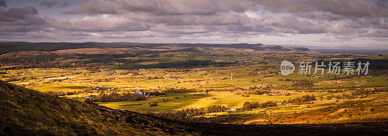 从Slemish俯瞰Braid Valley, Ballymena和Broughshane, County Antrim, Northern Ireland的冬季全景